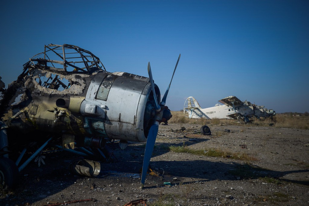 Разбомбленный аэропорт Луганска. Фото